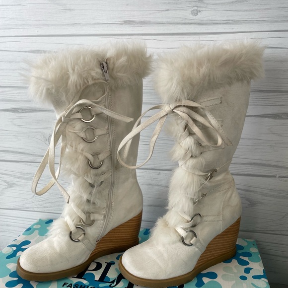 Splash Shoes - Splash Fashion FootwearWhite Suede boots.